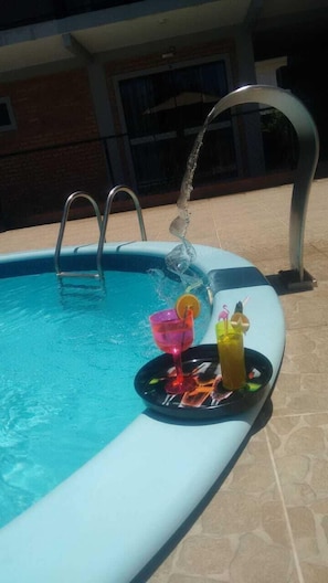 2 piscinas externas, funciona das 10h às 20h, guarda-sóis