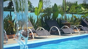 2 つの屋外プール、営業時間 10:00 ～ 20:00、プール パラソル、サンラウンジャー