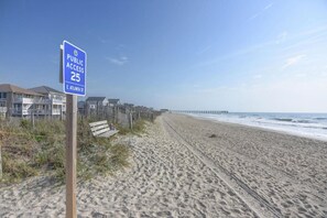 Playa en los alrededores, camastros y toallas de playa 