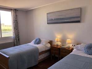 7 bedrooms, iron/ironing board, travel crib, free WiFi - Large Luxury  Villa , with Large Gardens , pool ,gym and tennis court. (santa pola)
