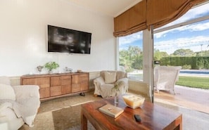 Smart TV, chimenea, futbolito y tenis de mesa