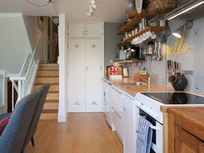 Fridge, microwave, oven, dishwasher - Stylish apartment in Shoreditch - Pass the Keys (London)