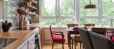 Kjøleskap, mikrobølgeovn, ovn og oppvaskmaskin