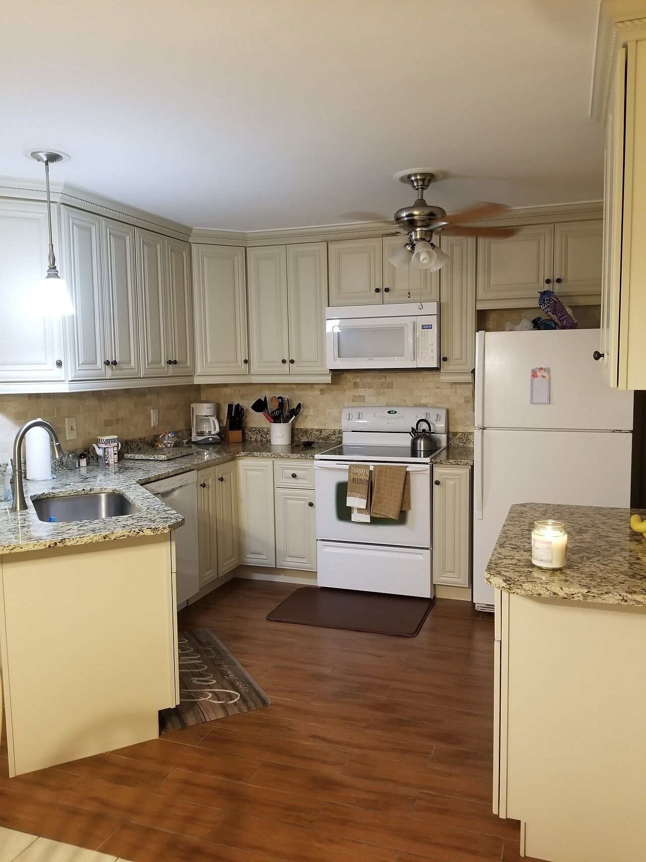 Kjøleskap, mikrobølgeovn, kokeplater og oppvaskmaskin