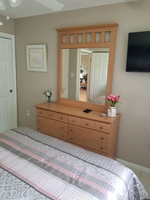 2 habitaciones, tabla de planchar con plancha, wifi y ropa de cama 