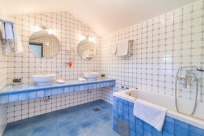 Ensemble douche/baignoire, sĂšche-cheveux, bidet, serviettes fournies