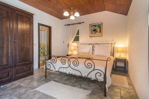 3 makuuhuonetta, silitysrauta/-lauta, vauvan matkasänky, Wi-Fi