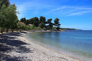 Plage à proximité, chaises longues, serviettes de plage