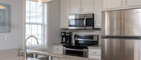 Een koelkast, een magnetron, een oven, een kookplaat