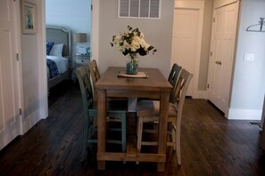 Dining - Mtn Cabin Lake Hot Tub | Kayak | Fish | AtvTrls (MENA)