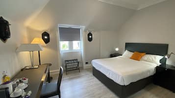 Een bureau, een laptopwerkplek, een strijkplank/strijkijzer, gratis wifi