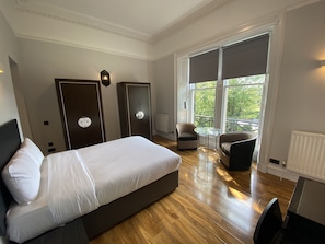 Classic Studio | Desk, laptop workspace, iron/ironing board, free WiFi - No 6 West Coates (Edinburgh)