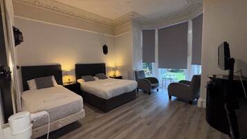 Familiekamer | Een bureau, een laptopwerkplek, een strijkplank/strijkijzer, gratis wifi