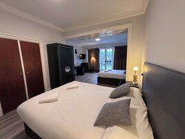 Habitación cuádruple clásica | Escritorio y espacio para trabajar con un portátil