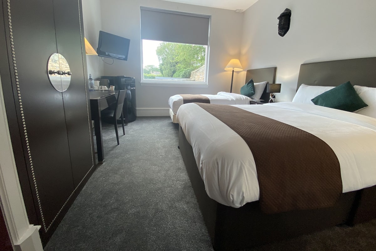 Standard Twin Room | Desk, laptop workspace, iron/ironing board, WiFi (free)
