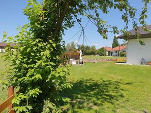 Property grounds - Ferienwohnung bis 4 Personen, Balkon, 75 qm (Fridolfing)