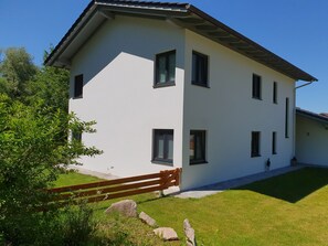 Exterior - Ferienwohnung bis 4 Personen, Balkon, 75 qm (Fridolfing)