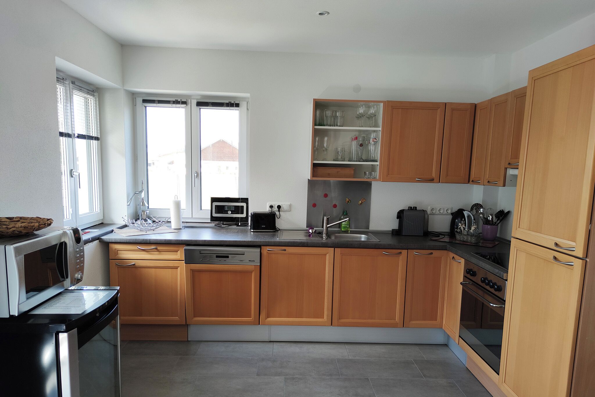 Wasserkocher mit Kaffee-/Teezubehör, Kühlschrank, Mikrowelle, Ofen