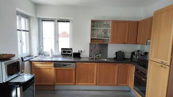 Wasserkocher mit Kaffee-/Teezubehör, Kühlschrank, Mikrowelle, Ofen