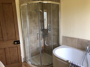 Ferienhaus | Badezimmer | Badewanne und Dusche (separat), Komfortbadewanne, Handtücher