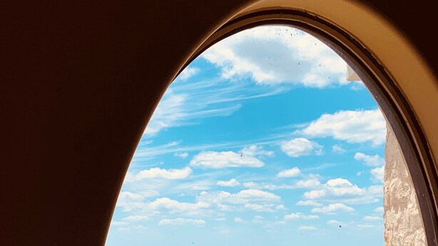 A view through a window with a clear sky and calm sea. - Hidden apartment at Villa del Sol ~ Amazing Sunsets -Spacious Luxury (Austin)