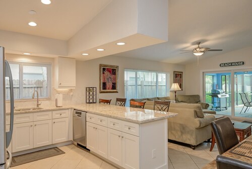 3 Bedroom, Huge Pool, Hot Tub, Screened in Lanai in the coveted 500 block