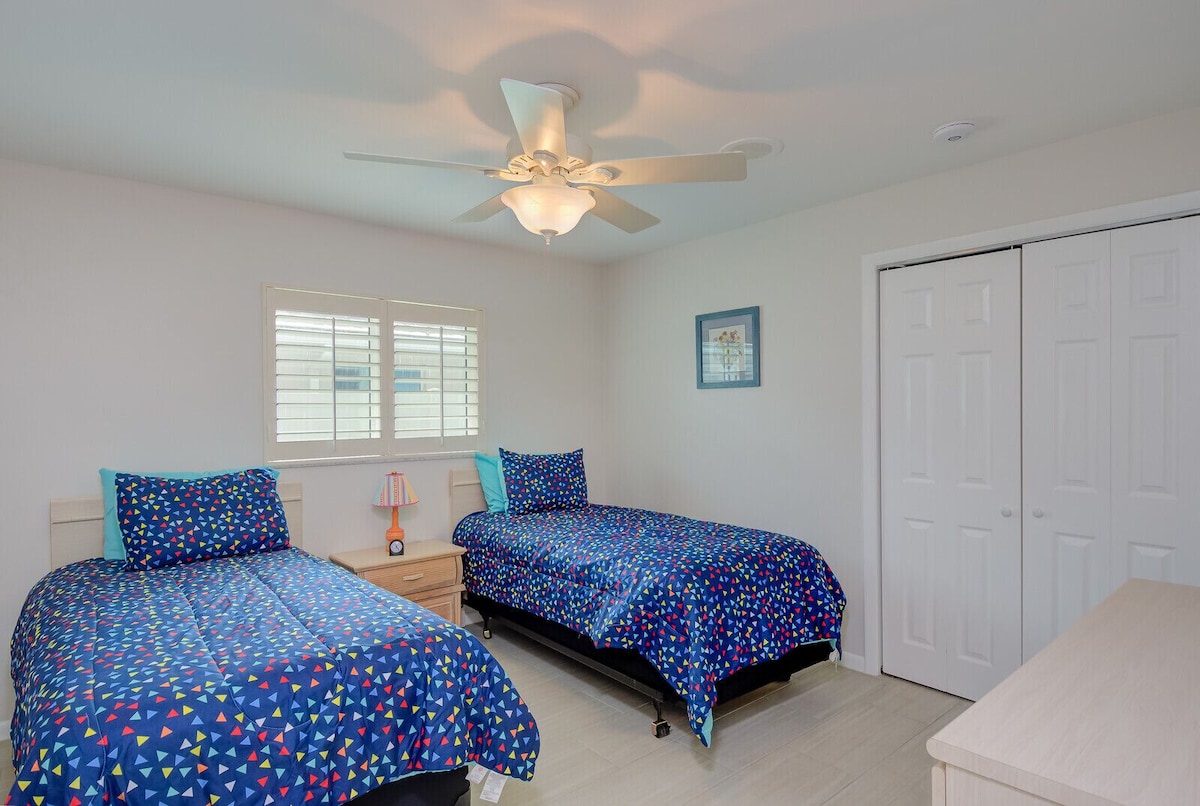 Photo 16 of 3 Bedroom, Huge Pool, Hot Tub, Screened in Lanai in the coveted 500 block