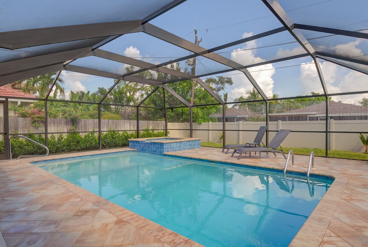 Photo 4 of 3 Bedroom, Huge Pool, Hot Tub, Screened in Lanai in the coveted 500 block