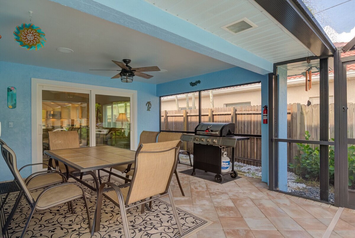 Photo 6 of 3 Bedroom, Huge Pool, Hot Tub, Screened in Lanai in the coveted 500 block