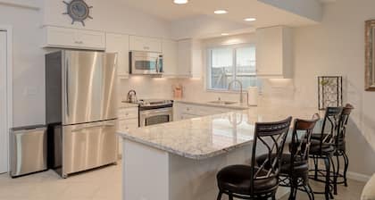 3 Bedroom, Huge Pool, Hot Tub, Screened in Lanai in the coveted 500 block