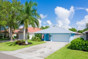 Exterior - 3 Bedroom, Huge Pool, Hot Tub, Screened in Lanai in the coveted 500 block (Naples)