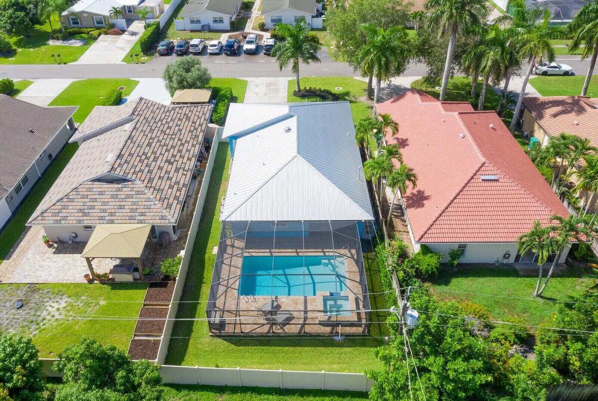 Photo 18 of 3 Bedroom, Huge Pool, Hot Tub, Screened in Lanai in the coveted 500 block