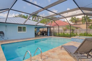Outdoor pool - 3 Bedroom, Huge Pool, Hot Tub, Screened in Lanai in the coveted 500 block (Naples)
