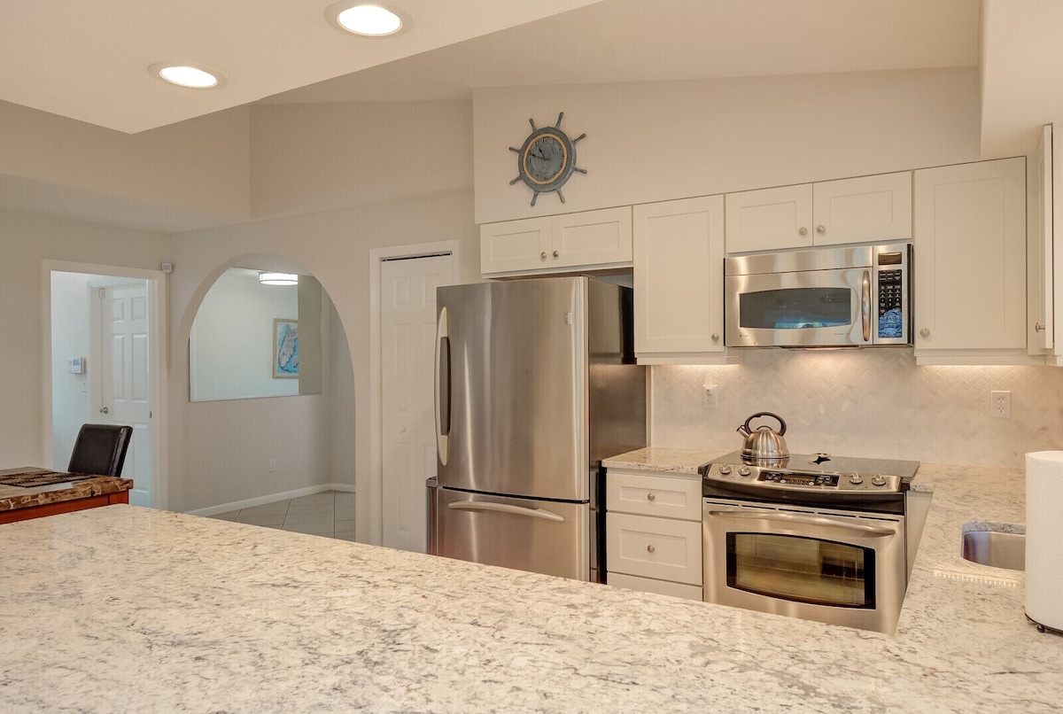 Photo 12 of 3 Bedroom, Huge Pool, Hot Tub, Screened in Lanai in the coveted 500 block