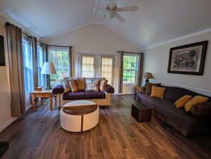 Smart TV, fireplace, stereo - Great Central Location Mid-Strand/2 pools/only 15 Minutes to Beach & Attractions (Myrtle Beach)