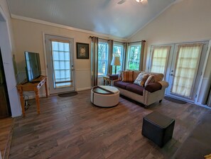 Smart TV, chimenea y estéreo