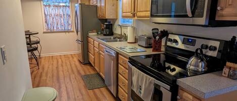 Réfrigérateur, four à micro-ondes, un four, surface de cuisson