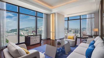 Regency, Suite | Minibar, caja de seguridad en la habitación y escritorio