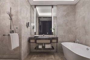 Separate tub and shower, rainfall showerhead, free toiletries - Hyatt Regency Lanzhou (Lanzhou)