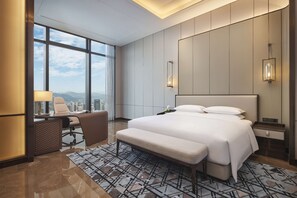 Minibar, coffres-forts dans les chambres, bureau