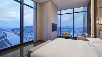 Minibar, in-room safe, desk, laptop workspace