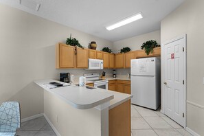 Fridge, microwave, oven, stovetop - Great Pool Villa Near Disney (Davenport)