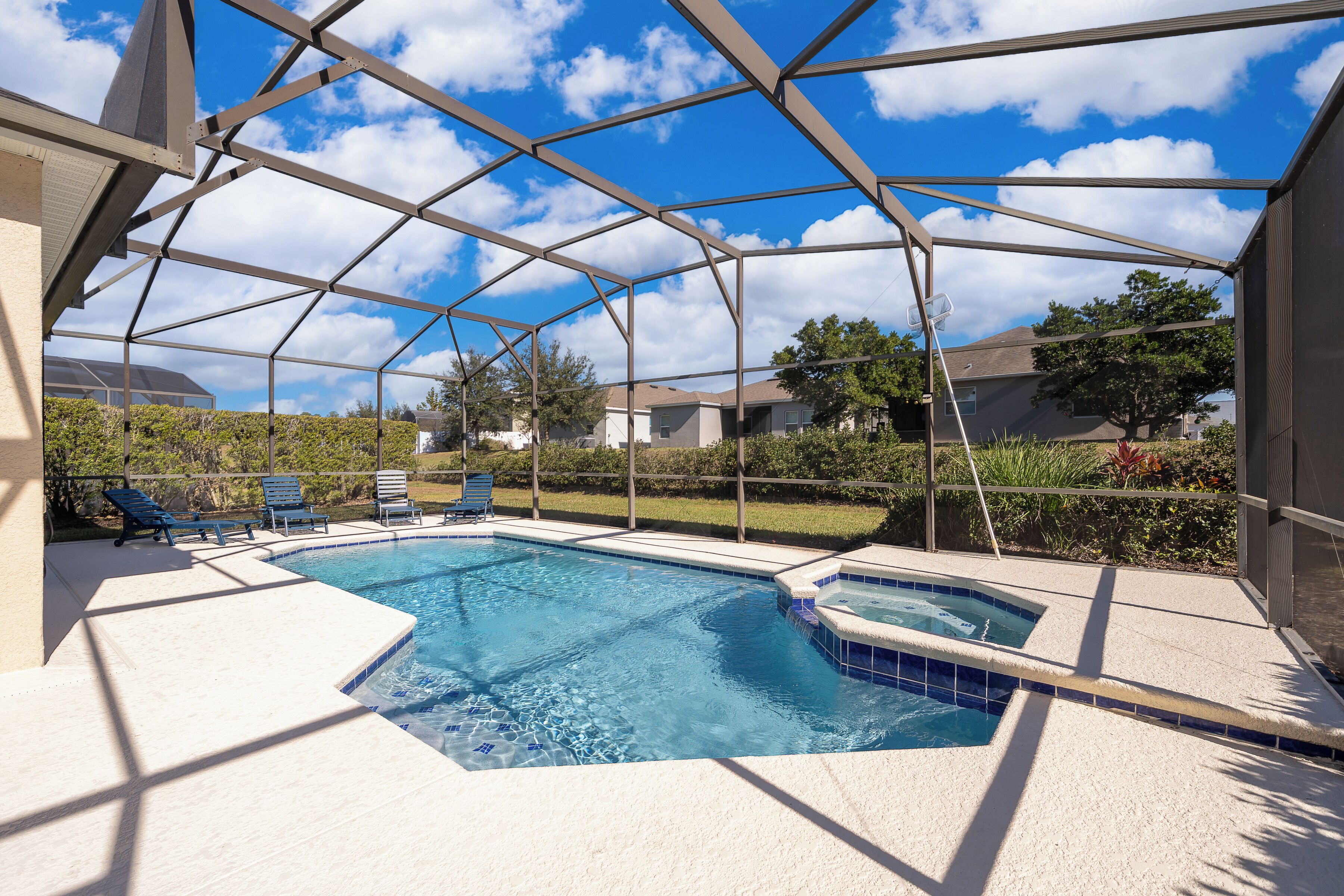 Lämmitetty uima-allas