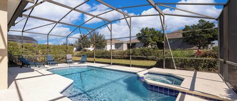 Lämmitetty uima-allas