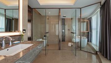 Superior suite | Badkamer | Een aparte badkuip en douche, een regendouche
