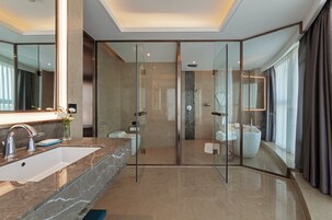 Suite superior | Baño | Bañera y ducha independientes y cabezal de ducha tipo lluvia