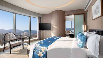 Minibar, caja de seguridad en la habitación y escritorio