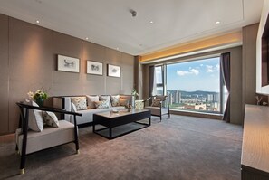 奢华套房 | 迷你吧、客房内保险箱、办公桌、遮光窗帘