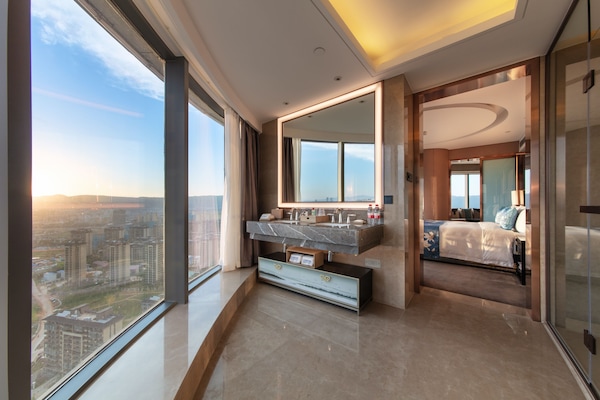 Luxury Suite | Bathroom | Separate tub and shower, rainfall showerhead, eco-friendly toiletries