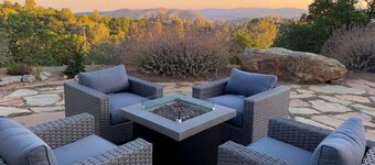 Hot Tub, Privacy, Fire Pit, Pool Table, Ping Pong, Amazing Views!